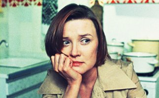 Не было печали у красивой и успешной Катерины, героини Веры Алентовой в фильме «Москва слезам не верит» - так прицепился к ней в электричке неотразимый Гога, он же Жора! Он интуитивно мне не нравился еще с юности. А теперь-то я со всей ясностью понимаю, какая жизнь началась у Катерины в 40 лет... Очень «веселая» жизнь.

Итак, разберем этого субчика.гога

В электричке Гога сходу ведет себя бесцеремонно, нарушая личные границы незнакомой женщины. Сначала он ее упорно разглядывает, затем цепляется с разговором (таким псевдоискренним, псевдопростецким, призванным быстро сократить дистанцию, создать иллюзию близости), в ходе которого ставит героине несколько «диагнозов» (мужика нет, по работе — не выше, чем мастер), потом неуместно переходит на «ты». Отчего Катерину совершенно справедливо коробит, и она стремится отвязаться от этого типа.

Важный нюанс. Гога глубокомысленно подмечает, что у Катерины взгляд незамужней женщины — потому как «оценивающий». Хотя на самом деле, оценивает-то он, таращась на нее ("поддержание пронизывающего зрительного контакта" Сэм Вакнин указывает как характерное для нарцисса) и сразу же мелкими провокациями проверяя на податливость насилию. Определяя взгляд женщины как оценивающий, он проецирует на нее свою вечно оценивающую и сравнивающую нарциссическую натуру.

Абсолютно в нарциссическом духе Гога начинает бурное ухаживание. Навязывает себя в качестве провожатого - при этом не забыв обратить внимание Катерины на то, что денег у него хватит только на такси до ее дома, а уж до своего ему придется идти пешком.  Мол, оцени размах моей жертвы.

Тип из электрички не нравится Катерине.  Но вместе с тем... интересен. Интересен тем, что говорит и ведет себя «не как все». Точнее, держит себя нагло и фамильярно. Что ошибочно принимается Катериной (и многими тысячами зрительниц) за мужественность, уверенность и силу.

А дальше Гога прилипает к Катерине. На следующий день он подкарауливает ее у подъезда и чуть ли не вырывает у нее сумки. Вот это мужик, млеем мы у экранов. А ведь героиня не мешок с картошкой прет. Она несет нетяжелые сумки, с которыми вполне себе справлялась за 20 лет безмужней жизни.

Так Гога еще глубже внедряется в личные границы Катерины. Попав в квартиру, он осматривается и понимает, что это он удачно попал. Детали его беспардонного поведения я почерпнула в книге Валентина Черных, которая была положена в основу сценария:

Гога осмотрелся, заглянул в комнату Катерины.
   – Ну как? – поинтересовалась Катерина.
   – Годится. Судя по блеску стекол и ворсу ковра, убирала не больше суток назад. Готовилась к встрече со мной?
   – Ты угадал, – подтвердила Катерина. – Угадывай дальше.
   – Я думаю, что мы будем ужинать.
   – Опять угадал. Только я минут десять отдохну.
   – Отдыхай, – разрешил Гога.
   Он прошел на кухню, открыл холодильник, изучил его содержимое, заглянул в настенные шкафы.

Обольщение превращается в феерию: Гога "разрешает" Катерине посидеть в кресле и бросается готовить ужин. Причем, заметьте, чужими руками, тут же приспосабливая Александру под чистку лука.

катя присматриваетсяДалее Гога устраивает шоу во славу себя, любимого: собирает людей на пикник по случаю своего дня рождения. Во-первых, врет — день рождения у него в другое время. Во-вторых, такие инсценировки — явный признак человека манипулятивного, лживого, знающего как  обольстить и проделывающего подобные штуки не впервой. В-третьих, он отжирает нарцресурс сразу из нескольких источников: у Катерины, Александры, друзей.

По ходу дела он успевает кое-кого из них обесценить:

Александра завела разговор.
   – А Николай Ильич талантливый ученый?
   – Тот, что с бородой? – уточнил Гога.
   – С бородкой.
   – Не очень.
   – А как вы определяете? Он же защитил кандидатскую диссертацию и готовит докторскую.
   – Кандидатские все защищают...

Впрочем, Гога готов и восхищаться. Но как? По-нарциссически. Постоянно сравнивая себя с кем-то.

– Насчет таланта, – напомнил Гога. – Смотри, как ведет машину Васек. Великолепно ведет. Он талант в вождении. Я так не могу. Но я понимаю в моторах, как очень немногие. Я тоже талант.

А само появление Гоги в квартире Катерины воскресным утром? Его совершенно не колышет, что люди по выходным отсыпаются, что у них другие планы, что согласия на поездку ему никто не давал. Вспомним, он просто сообщил Катерине и Александре о пикнике и ушел, не дождавшись ни да, ни нет. А сейчас буквально пинками гонит их на шашлыки. Конечно, для их же блага, которое ему ведомо лучше, чем самим потенциальным облагодетельствованным! На природе, мол, отоспитесь.

В книге Черных присутствует диалог, в котором Катерина еще на пикнике пытается рассказать Гоге, кто она такая. Вернее, даже рассказывает. Но тот словно не слышит ее и всячески переводит тему, иронизируя над ней и не забывая снова выпятить себя:

– Гога, – предупредила Катерина, – несмотря на всю твою проницательность, я не та, за кого ты меня принимаешь.
   – Конечно не та, – согласился Гога. – Ты лучше.
   – Я серьезно.
   – Она серьезно, – подтвердила Александра. – Она не из фабрики-прачечной, она крупный...
   – ...руководитель промышленности, – улыбнулся Гога.
   – Да, – подтвердила Катерина.
   – Ты еще и депутат, конечно. Все руководители у нас депутаты.
   – Да, – еще раз подтвердила Катерина.
   – И они туда-сюда ездят по заграницам. И ты только вчера вернулась из Парижа.
   – Не вчера, – поправила Александра. – Две недели назад.
   – Не будем мелочиться, – сказал Гога. – День, неделя, плюс-минус – не имеет никакого значения.
   – Я с тобой серьезно разговариваю, – сказала Катерина.
   – Я тоже, – подтвердил Гога. – Ты серьезная женщина, я серьезный мужчина. Обо мне здесь так хорошо говорили, что ты, конечно, почувствовала некоторый комплекс неполноценности. Ты хочешь рассказать мне о своих достоинствах и достижениях. Обязательно поговорим. Сядем дома друг против друга: я тебе вопрос, ты мне ответ. Или будет один твой монолог на весь вечер. Я тебе обещаю. Мне очень интересно. А сейчас пошли по грибы. 

Кстати, на этом же пикнике Александра расспрашивает Гогу, чем ему так понравилась ее мать. И тот выдает ответ в нарциссическом духе. Что, мол, Катерина красивая, а красота в его понимании...

–  Красота в моем понимании – функциональное совершенство.
  – Не понимаю, – сказала Александра.
  – Я посмотрел на нее и понял: твоя мать – совершенство. В ней есть все, что необходимо женщине, и ничего лишнего. Она – как красивый самолет.

После пикника Гога понимает, что лед явно тронулся: Катерина не сводит с него задумчивого, теплого взгляда. Вскоре мы видим Гогу и Катерину в постели — очевидно, что роман развивается очень бурно.

Что ж, пора проводить Пробы пера. Легкий намек на прощупывание почвы содержится в следующей сцене, описанной в книге Черных. Катерина ночует у Людмилы, Гога звонит ей туда, и она по просьбе подруги зовет его приехать к ним. Но Гога, который появляется и звонит почти каждый день (когда этого хочется ему), вдруг встает в позу. И чем горячее просит Катерина, тем непреклоннее Гога. Даже "целую" в конце разговора ему сказать в лом. И в этом выражается осознаваемое или невольное желание фрустрировать Катерину. Не можешь приехать - не приезжай, но поддержать ощущение взаимности у якобы любимой женщины Гога может, и очень легко. Но не хочет.

Катерина взяла трубку и сказала:
   – Приезжай. Я сейчас тебе продиктую адрес. Познакомишься с моей школьной подругой.
   Людмила прошептала:
   – Очень хочу послушать, – и бросилась на кухню, где стоял параллельный телефон.
   – Поздно уже, – признался Гога. – Пока приеду, надо будет уезжать, а то на метро не успею.
   – Я тебе дам денег на такси.
   – Я как в том анекдоте: румынские офицеры денег с женщин не берут.
   – Я тебе одолжу до получки. Приезжай. У нас еще выпить осталось.
   – Спасибо. Я не в форме. Устал. А я должен понравиться твоей подруге, чтобы она ничего против меня не имела. Я рад был услышать твой голос.
   – Я тоже.
   – Я позвоню завтра.
   – Ты просто приезжай.
   – Я приеду.
   – Я тебя целую.
   В трубке замолчали.
   – Я это сделаю завтра, – наконец сказал Гога и повесил трубку.

Примерно так же, как бы слегка, но весьма ощутимо для влюбленной женщины Гога фрустрирует ее после первого секса. До этого балаболивший Александре, что они с Катериной  будут жить вместе, и на обдумывание этого он дает ей целых шесть дней, на этот раз Гога ведет себя "загадочно". Вместо того, чтобы подтвердить свои первоначальные намерения, уверить женщину во взаимности, он отшучивается, отмалчивается, а потом сообщает, что зверски хочет есть.

Потом они лежали рядом, его руки все еще продолжали ласкать ее, ей это было всегда необходимо, но ни один мужчина так и не узнал об этом, а он понял.
   – Ты замечательный.
   – У меня таких, как ты, никогда не было. Ты совершенство.
   – Как чувствительный прибор? – спросила она.
   – Да, если ты не обидишься.
   – Я не обижусь. Ты мне подходишь. Если ты предложишь выйти за тебя замуж, я тут же соглашусь. Если ты этого не захочешь, я все равно буду с тобой до тех пор, пока тебе будет интересно со мной.
   – При первой же встрече они обговорили условия, – заметил Гога.
   – Не при первой, – возразила Катерина. – И условий не было. Было согласие побежденной стороны на все условия победителя.
   – Про победителя не надо. Я не победитель, мне повезло. Мне давно так не везло. Извини. Я хочу поесть. Зверски хочу.

Отметим и особую "чуткость" Гоги, который словно угадал потребность Катерины в заключительным ласках. На пикнике он накрывает ее пледом. Эта нарциссическая "чуткость" - убойное оружие Обольщения - проскальзывает еще в одном эпизоде:

В фойе кинотеатра они купили мороженое, потом лимонад. Она снова удивилась, как он мог почувствовать, что после мороженого ей захочется пить.

Пробы Пера усиливаются.  Гога позволяет себе абсолютно сексистское высказывание: "Запомни, все и всегда я буду решать сам на том простом основании, что я мужик". По сути, он прямо заявляет о своем презрении к женщинам. Но мы опять млеем и тянемся за носовыми платками — как же ж, он настоящий мужик, ведь он  сам сказал,  что он мужик, да еще таким голосом.

Катерина все еще пытается отстаивать свои границы, напоминая, что вообще-то, не надо так рьяно, без согласования с ней, вмешиваться в жизнь ее дочери. Гога началит ее за «приказной» тон, угрожая, что если она еще раз такое себе позволит, то ноги его в этом доме не будет. Освоился! Угрожает разрывом! И Катерина замолкает. И даже извиняется — пока сдержанно. У нее уже начинает входить в привычку извиняться на ровном месте. Извиняться только потому, что из нее делают виноватую — причем, грубо и прилюдно.

Итак, Пробы пера прошли успешно. Клиент готов к Ледяному душу.

И он случается сам собой, когда к ужину является Родион. Гога заметно нервничает. Я думаю, во многом и потому, что сравнивая себя с холеным и внешне успешным Родионом, ощущает острый укол ничтожности. У дамы, которую он уже вообразил своим трофеем, оказывается, вон какие ухажеры есть. А тут еще гость объявляет, что Катерина — директор завода. Какой меткий и мощный удар в самое больное Гогино место - патологическое эго, мечущееся от ничтожности к грандиозности! Гогу накрывает мощная волна нарциссического стыда, он буквально парализует его. Он не готов адекватно реагировать. Он ощущает ничтожность. Она непереносима. И он моментально сливается.

Тут такая еще деталь. В электричке Гога невольно проговаривается, чему он завидует. Он «угадывает», что Катерина занимает должность не выше мастера. На самом деле, для Гоги, видимо, это предел мечтаний. Которого достигнуть не удалось — из-за несносного ли характера, недостаточного профессионализма или элементарной ненадежности (разве можно положиться на запойного алкоголика?). И он УЖЕ завидует Катерине как мастеру. А тут оказывается, что она аж целый директор. Земля уходит у него из-под ног, зависть вспыхивает ослепляющим фейерверком...

Заметим, что тут Катерина чуть ли не бежит за ним, умоляя не уходить. Это ее первое унижение. Вспомним, как достойно она вела себя даже в ситуации с Родионом, когда забеременела. А сейчас мы видим явную деформацию ее психики, которая неизменно возникает даже при непродолжительном общении с перверзным. Дальше и до стояний на коленях дойдет, и до целований рук, и до мытья полов к приходу любовницы...

гога запойС тяжелейшими переживаниями нарциссического стыда Гога пытается справиться давно привычным способом — уходит в запой. Он пьет вовсе не из-за переживаний по поводу краха любви, и не из-за того, что Катерина его якобы обманула. С помощью алкогольного беспамятства он пытается заглушить в себе нестерпимые переживания нарциссического стыда.

Поведение Гоги за столом, его непреклонность к мольбам Катерины, стремительный уход и исчезновение — Гога ведет себя как смертельно разобиженный человек. Как и все жертвы перверзных, Катерина ощущает собственную чудовищную виноватость, чуть ли не предательство. Она уже не в состоянии включить свои, такие обычно трезвые, мозги и понять, сколь явно, вопиюще несоразмерна реакция Гоги.

Тут же заметим, что требуя от Катерины правды и чуть ли не исповедальности (и при этом не желая ее слушать), о себе Гога сообщает крайне скудную информацию. По сути, о нем известно лишь то, что он слесарь и разведен, и жена у него была хорошая и сейчас живет с хорошим человеком. (Кстати, я уже вижу, чем он будет донимать Катерину в дальнейшем: дифирамбами в адрес бывшей).

Характерный маячок. Героиня Муравьевой спрашивает у Катерины фамилию любимого человека. И Катерина застывает в шоке от самой себя: она понятия не имеет, какая фамилия у Гоги! Вот такие ураганные страсти и полубеспамятство очень характерны для жертвы нарциссического обольщения.

Но глаза Катерины уже застит плотный туман гэзлайтинга. Она рыдает, сходит с ума, клянет себя за несуществующую вину. За мегаобман, которого не было. За предательство, которого она не совершала. Но не за горами и тот час, когда она будет считать себя виноватой за то, что сильнее Гоги, умнее Гоги, социально успешнее Гоги...

Призываются все подруги плюс Коля. Все сбиваются с ног, прочесывая Москву в поисках Гоги. Сколько суеты, сколько тревоги, сколько горя... Как и в случае с пикничком, нарцисс Гога умудряется отожрать не только Катерининого ресурса, но и «массовки».

Меж тем, он уже начал разрушать жизнь Катерины. О чем она думает эти восемь дней, пока Гога пьет горькую? О заводе? О работниках? О дочери? О новом платье, в конце концов? Нет, в повести Черных первые дни Катерина... пьет, потом решает не выходить на работу. Она рыдает и рвет на себе волосы. Она всех поднимает на уши, оторвав от дел. Все, кроме Гоги, утратило для нее значимость.

Наконец, Коля находит Гогу. И Гога быстро идет на поправку. Бросил пить, потому что устал? Проникся железными аргументами Коли? Как бы не так. Очень мощно, фантастически мощно, подкачалась его грандиозность. Красивая директриса завода и депутатша его из-под земли достала! Значит, он огого. Да что там: огогого! Топить ничтожность в водке необходимости больше нет, и герой идет сполоснуть лицо и переодеться в чистое.

Обратите внимание: дав себя уговорить вернуться, Гога смотрит на Катерину со скорбно-философским лицом, но отнюдь не извиняется. А вот Катерина перед ним извинится, очень прочувствованно и многократно, не сомневайтесь. И будет извиняться до того момента, пока не раскусит гнилую натуру Гоги, как когда-то раскусила Родиона.

гога после запояЕще заметьте: Гога впервые надевает костюм. К чему бы? А вот к чему: он стремится хотя бы внешне "соответствовать" статусу Катерины. Для Катерины-мастера прокатывал  непритязательный кэжуал, а вот для Катерины-директора надо одеться попафоснее...

Вот и думайте, какого бобра убила Катерина в лице "брутального" Гоги. Жестоко обжегшись на одном нарциссе — Рудольфе-Родионе, через 20 лет она подбирает еще более перверзный вариант.

А вот Гогу можно только поздравить.  Отличный трофей подцепил! Красивая, успешная, признанная, материально обеспеченная... И такая совестливая, такая горы сворачивающая ради любви! Ведь костьми легла, а вернула его! Да он теперь на этой бабе всю зависть, всю ненависть выместит, всю собственную ничтожность на нее перевесит.