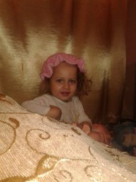 У самого дочь. Папу обожает. Но воспитывать её мужиком и мысли не возникало. Девочка должна быть девочкой. Поэтому если спросит, что и как делаю, покажу. Но в целом платья, юпки, различные девчачьи украшения покупаются в первую очередь по моей инициативе. И приятно смотреть на девочку-симпатяшку. И совершенно из неё не хочется делать пацана.