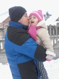 У самого дочь. Папу обожает. Но воспитывать её мужиком и мысли не возникало. Девочка должна быть девочкой. Поэтому если спросит, что и как делаю, покажу. Но в целом платья, юпки, различные девчачьи украшения покупаются в первую очередь по моей инициативе. И приятно смотреть на девочку-симпатяшку. И совершенно из неё не хочется делать пацана.