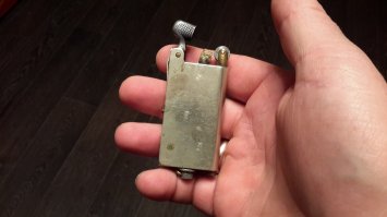 Все неплохо написано, но эта фраза немного удивила. "Это уникальный экземпляр — одна из первых в мире карманных зажигалок, запатентованная в 1890 году, ещё до изобретения кремня". Кремень использовали с незапямятных времен. Огниво, предок зажигалки состоял из кремня, железки для высекания искры и легко воспламеняющегося элемента, трута например.  Ну а у самого вот такая самоделка дома лежит, времен войны.