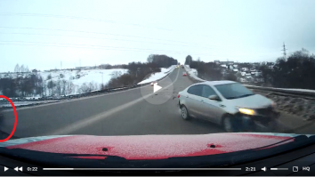 Вот тебе ещё кадр. На секуду позже. Киа летит на середину трассы параллельно ВАЗу, "захлопывая" окно, в красном круге жопа встречной. ты хотел, чтобы он пролез в эту щель? если б не пролез, то мог влететь под следующую встречку. Плюс ко всему, ты не знаешь, ехал ли кто-то слева от него. В общем, рег сделал всё правильно, и в этой ситуации титула "чайник" совершенно не заслуживает.
Кстати тормозить он стал на 17-ой секунде, через секунду после заноса Киа.