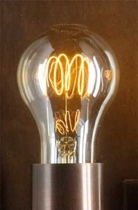 Я имелл ввиду не дуговую лампу, а именно лампу накаливания с угольной нитью. Они кстати всё ещё есть в продаже. Дорого.