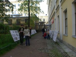 Вот не помню, Питер знаю плохо, тем более, что уже почти 10 лет прошло с тех пор.. Там ещё какой-то музей или выставочный зал внутри этого дворика. Если вы из Питера, то может быть поймете, что это за место по фоткам (все фотографии сделаны именно в нём):