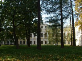 Вот не помню, Питер знаю плохо, тем более, что уже почти 10 лет прошло с тех пор.. Там ещё какой-то музей или выставочный зал внутри этого дворика. Если вы из Питера, то может быть поймете, что это за место по фоткам (все фотографии сделаны именно в нём):