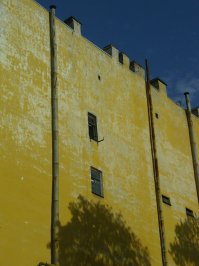 Вот не помню, Питер знаю плохо, тем более, что уже почти 10 лет прошло с тех пор.. Там ещё какой-то музей или выставочный зал внутри этого дворика. Если вы из Питера, то может быть поймете, что это за место по фоткам (все фотографии сделаны именно в нём):