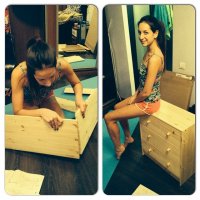 1) Навесу она эту тумбочку устанет собирать.
2) Зачем ей пассатижи?, там молоток - максимум, и то, не обязательно. (шестигранник в комплекте)
3) Она замужем. И, что-то подсказывает, что сборка проходила под "чутким руководством".
P.S. Надеюсь, залакировать не забыли... Знаю это икеевское "сырье" - чем капнешь - впитывается моментально. Далее только шкурка в помощь.