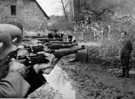 Немецкие солдаты дают концерт на вокзале для жительниц Минска, Беларусь, 1943 год. 
Они только так давали концерты.... Гады ..