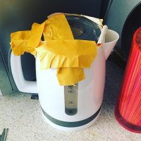 Да это стандартный офисный чайник, у нас такой же был, сколько не уговаривал новый купить, все тетки ни в какую зачем мы этим уж 10 лет пользуемся, а ему сноса нет, плюнул , принес новый с функциями зеленый чай, кофе, поддержка температуры, тетки тот  чайник на помойку и давай этим пользоваться)