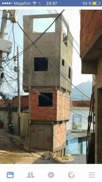 В Каире так строят. Самовольно...Что интересно, поставив стены, ты должен вывести концы арматуры для следующего(выше этажом) горе строителя.