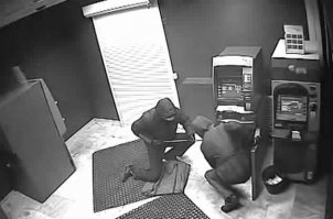 Учитесь правильно ... вскрывать банкомат