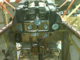 Фоккер е-3 (1915) смотрит на твои слова про "не было пулеметов" с презрением и непониманием.
**и это до фоккера еще были отражатели на лопастях, фоккер - это не "первый самолет с пулеметом" - а первый самолет с синхронизатором.

Далее - все бомбардировщики были оснащены компасами и часами. Именно потому, что ориентировались не по "солнцу и огородам". А еще потому что с помощью часов определялся снос, необходимый для бомбометания. И потому, что лезть в карман за часами и смотреть на наручные часы - одинаково плохая идея в кабине самолета.

Приборы в кабинах самолета появились отнюдь не между первой и второй мировыми войнами - необходимость в приборах была ясна после первых полетов.
В первую очередь вопросы пилотирования - указатель скорости и высотомер. Далее возникли вопросы навигации - компас и часы. После этого - вопросы длительных полетов, соответственно указатели топлива, термометры, вариометры, манометры - все, что помогало следить за работой капризных двигателей.
К началу первой мировой войны все это уже было. Более того, были даже счетчики боекомплекта.

Наручные часы в первую очередь нужны были пехоте...

PS как раз у самолетов первой мировой была обратная проблема - приборы уже начали ставить в больших количествах, а об эргономике еще не думали и ставили куда придется.
Однако если присмотритесь и хорошо поищите - сможете найти на всех этих фотках часы ;)