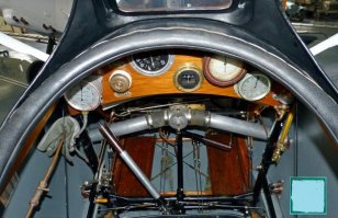 Фоккер е-3 (1915) смотрит на твои слова про "не было пулеметов" с презрением и непониманием.
**и это до фоккера еще были отражатели на лопастях, фоккер - это не "первый самолет с пулеметом" - а первый самолет с синхронизатором.

Далее - все бомбардировщики были оснащены компасами и часами. Именно потому, что ориентировались не по "солнцу и огородам". А еще потому что с помощью часов определялся снос, необходимый для бомбометания. И потому, что лезть в карман за часами и смотреть на наручные часы - одинаково плохая идея в кабине самолета.

Приборы в кабинах самолета появились отнюдь не между первой и второй мировыми войнами - необходимость в приборах была ясна после первых полетов.
В первую очередь вопросы пилотирования - указатель скорости и высотомер. Далее возникли вопросы навигации - компас и часы. После этого - вопросы длительных полетов, соответственно указатели топлива, термометры, вариометры, манометры - все, что помогало следить за работой капризных двигателей.
К началу первой мировой войны все это уже было. Более того, были даже счетчики боекомплекта.

Наручные часы в первую очередь нужны были пехоте...

PS как раз у самолетов первой мировой была обратная проблема - приборы уже начали ставить в больших количествах, а об эргономике еще не думали и ставили куда придется.
Однако если присмотритесь и хорошо поищите - сможете найти на всех этих фотках часы ;)