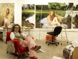 Дядька, судя по-всему, делает точные копии с фотографий высокого разрешения. Новая эра в изготовлении фото-обоев, однако. Почтенное, прибыльное ремесло.