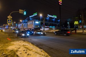 Вот с этого светофора видео начинается. Инцидент произошел в конце здания Перекрестка.