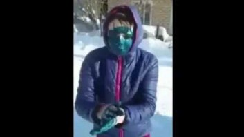 Умыться зеленкой заставил таксист пассажирку – видео

Над пассажиркой, не заплатившей за проезд, поиздевался таксист в казахстанском городе Костанай.

Он снял инцидент на видео.

«Руки подставляй, сейчас будешь умываться», - говорит таксист. Женщина робко пыталась отказаться. Но, водитель заставил ее подчиниться, назвав ее наркоманкой.

Проверку инцидента начали местные правоохранители.

Смотрите оригинал материала censury.net