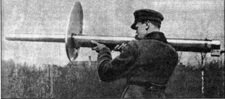 разработки довоенные были кое-какие.
Вот, реактивное ружьё Петропавловского. 65мм
1931 год. Все налицо:
легкие сплавы, пуск с плеча, электрозапал, щиток от газов.
Павловский умер в 1933-м и ружьё похоронили.