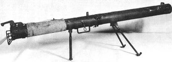 Тип 4.
70-мм 
поступил на вооружение Императорской армии в июле 1944-го.
Пусковая установка разборная, как у базуки. Сошки от пулемета тип 99. Спусковой механизм в отличие от базуки и панцершрека - механический.
Сразу же выявилась хреновая бронепробиваемость, поэтому к концу 1944-го калибр увеличили до 90мм