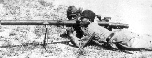 Тип 4.
70-мм 
поступил на вооружение Императорской армии в июле 1944-го.
Пусковая установка разборная, как у базуки. Сошки от пулемета тип 99. Спусковой механизм в отличие от базуки и панцершрека - механический.
Сразу же выявилась хреновая бронепробиваемость, поэтому к концу 1944-го калибр увеличили до 90мм