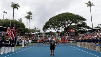 почему он в юбке? только не надо говорить что это шорты