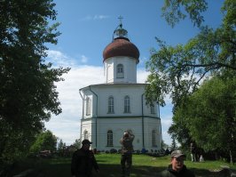 Церковь Вознесения на Секирной горе. В куполе церкви расположен маяк.