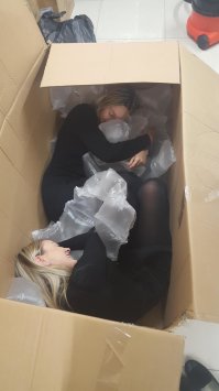 Где такие коробки с бабами раздают?