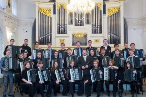 Во первых "козлом" называют не только на флоте. Во вторых легковой автомобиль Газ-69, давший погоняло "козлик" командирским персоналкам давным давно (еще при царе горохе) был заменен на Уаз-469 (и его модификации). Аффтор, вы бы определились со временем написания этого ... даже не баяна а