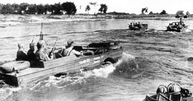 Немного не в тему-форсируют на американской же амфибии ФОРД ГПА