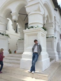 Да, удалось побывать и в ростовском кремле, где проходили съемки "Ивана Васильевича" Впечатлило. Кстати, там, на территории кремля, местные, частенько, отмечают свадьбы, разбив шатер )))