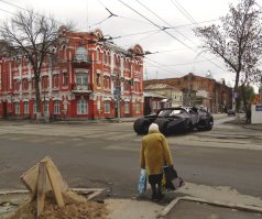 Это не монтаж? Такая машина на таких улицах - что гламурная фотомодель во всём прикиде посреди коровника.