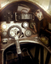 Это кокпит Royal Aircraft Factory S.E.5. Но на фото РЕПЛИКА кокпита, и таких реплик много. Что там было в оригинале, пожалуй, не знает никто. На первом фото ниже тоже реплика, заметьте, как отличается. На втором фото тоже реплика этого аэроплана, там на этом месте вообще пусто. 
Вроде бы на последнем фото оригинальный кокпит, но тоже зуб не поставлю. Что там за прибор на этом месте - хз. 
Кстати, эта машина тоже в эксплуатации только с марта 1917, так что на ней также летали не все пилоты.