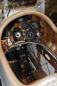 Это кокпит Royal Aircraft Factory S.E.5. Но на фото РЕПЛИКА кокпита, и таких реплик много. Что там было в оригинале, пожалуй, не знает никто. На первом фото ниже тоже реплика, заметьте, как отличается. На втором фото тоже реплика этого аэроплана, там на этом месте вообще пусто. 
Вроде бы на последнем фото оригинальный кокпит, но тоже зуб не поставлю. Что там за прибор на этом месте - хз. 
Кстати, эта машина тоже в эксплуатации только с марта 1917, так что на ней также летали не все пилоты.