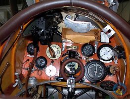 Это кокпит Royal Aircraft Factory S.E.5. Но на фото РЕПЛИКА кокпита, и таких реплик много. Что там было в оригинале, пожалуй, не знает никто. На первом фото ниже тоже реплика, заметьте, как отличается. На втором фото тоже реплика этого аэроплана, там на этом месте вообще пусто. 
Вроде бы на последнем фото оригинальный кокпит, но тоже зуб не поставлю. Что там за прибор на этом месте - хз. 
Кстати, эта машина тоже в эксплуатации только с марта 1917, так что на ней также летали не все пилоты.