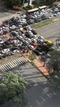 Пробка конечно сочная, и человеческая глупость в стиле - нет, дайте мне все же вместиться на перекресток конда уже оранжевый горит - просто поражает, но честно - фатального не вижу ничего. Эта часть машин из правого квадрата просто начинает выруливать в правую дорогу, как с обычной параллельной парковки, ну ктото там из задних машин еще сантиметров 10-20 там выиграет назад сдав, чтоб передних выпустить, таким образом проезд на правую часть дороги постепенно освободится, нижняя горизонтальная часть туда уедут а дальше уже очевидно как все разрулится.