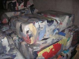 Есть у меня одна догадка...
Батю достало это платье в шкафу, и он решил его утилизировать сдал в химчистку, оставил свой телефон и специально не стал забирать что бы они его не тряпки порезали, а сам все это время лечил что не готово. Но это еще не все, он как порядочный еврей его застраховал)))