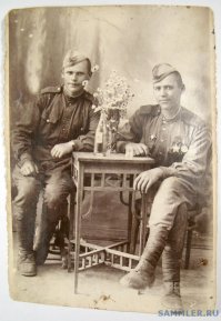 Да лааааадна!))) Так уж и не было?))
Запись на обороте фотографии:
2 июня 45 года
После отечественной войны
Друзья: Гриша и Митя
в Польше
На долгую память брату Ване
"фамилия" фото 18 июня 45 года
от брата Гриши.

По воспоминаниям многих участников Войны, обмотки были удобнее сапог.