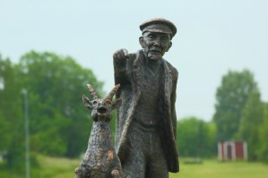 Заинтресовала фотка, нашел такую историю Дело было на остров Хийумаа.
Владелец поместья Хииу первым купил паровой паром, перевозивший людей на материк и обратно. Паром был довольно маленьким и его капитан также был небольшого роста. Однажды капитан обидел местного островитянина из округа Кяйна, и тот решил ему отомстить. В один прекрасный день он явился в гавань со своим козлом. Он подождал, когда пароход отошёл, и тогда выбежал на причал с видом опоздавшего. Капитан заметил отставшего пассажира и развернулся обратно, чтобы забрать его. Островитянин, не обращая внимание на ошвартовавшийся повторно пароход, начал беседовать со своим козлом: "Мой козёл, ты хотел видеть железный корабль, смотри, вот он". Капитан позвал островитянина: "Эй, старик, чего ты ждёшь?" Островитянин ответил: "Я пришёл лишь показать моему козлу железный корабль". После этого он опять обратился к своему козлу: "А вон тот человек, который кричит и ругается, это капитан". Капитан так разозлился, что подал в суд на старика. Но местный судья, обладающий островным чувством юмора, его оправдал.