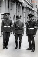 В "старой доброй" Советской Армии, такие петухи не то, что на улицу бы не вышли дальше КПП, а были бы остановлены первым патрулем