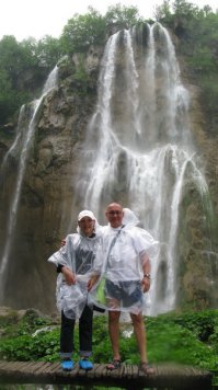 Да-а-а красотища ! Были там летом на экскурсии , незабываемые пейзажи ! Мне кажется там можно провести вечность , но лучше ехать самостоятельно на целый день , одеть резиновые сапоги , дождевики и обязательно взять зонтики ... ах , да , ещё возьмите поесть попить с собой и побольше хлебушка , чтобы рыб и птичек кормить которых там тьма-тьмуща ! Идёшь по мосткам рукой махнёшь и рыбки как собачки за тобой плывут )))