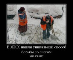 Омские коммунальщики разбрасывали снег из грузовика