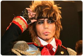 Вот самый эффективный вариант боевой прически и раскраски.Любой враг будет сломлен в считанные минуты и отступит)))