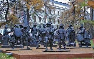 Да, уж, кстати, Этот " Дозор" настолько популярен, что его герои, или персонажи, как угодно, отлиты " в Бронзе"