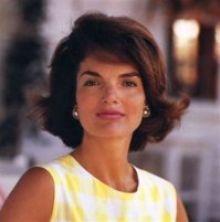 В своё время,похожая история была и с Жаклин Кеннеди-одни её ненавидели,другие восторгались,а многие женщины того времени пытались подражать ей во всём. Джеки называли иконой стиля-изящная,одевающаяся со вкусом,умеющая держать себя на публике,да и просто красивая женщина.