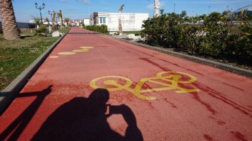 Через пост встречается: "Сочи, Сочи, там тоже самое... " Да вот нихрена, не тоже, съездите, посмотрите сами. Был там сразу после ОИ, летом  и в январе 2017, т.е. месяц назад по работе. Да, конечно - сейчас никакого праздника там уже нет (кстати, через 3 месяца после ОИ - внезапно и неожиданно для меня атмосфера прошедшего огромного мероприятия там была. И на мой вкус - Олимпийский парк - плод работы кучки "дизайнеров" которые делал каждый по своему (про лебедя, рака и щуку все помнят ?), получилось - кто в лес, кто по дрова.  Огромное количество всевозможных заборов, отгораживающих куски трассы Ф1 корявят и без того небезупречный вид. Но.... Все объекты работают, был в Адлер-Арене - там все живо, никакого запустения проходят различные мероприятия, я там был на конгрессе и конгресс-зал там великолепен - оборудование, обустройство, персонал. В Фиште не был, но внешне всё тоже в порядке. Какие-то картинги на трассе Ф1, мастер-классы, гоночное такси (какой-то аттракцион). Набережная вокруг - в идеале. Там сейчас, в январе открыты прокаты велосипедов и народ, туристы ими пользуются, значит - кто-то приезжает. Домики, где жили спортсмены - да, выглядят пустыми (но всё же зима сейчас), но не заброшенными, кое-где тусуются туристы-сноубордисты, видимо - катают оттуда на склоны.  По деревне носилась толпа "ходунов" - спортивные сборы по спортивной ходьбе. 
Так что - что-то всё же осталось, ИМХО - дорогова-то для страны было это шоу, но по крайней мере - в ближайшее время в Сочи не будет такого запустения. ОИ парк Сочи в январе 2017