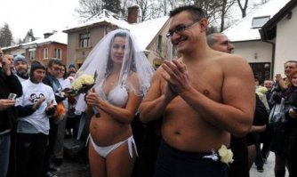 Свадьба моржей в воде при минус 30 градусах