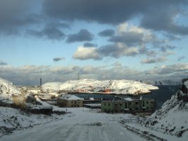 Автор немного покривил душой, имхо, выбирая общий вид Териберки.... Вот так она выглядела в ноябре 2016... не думаю, что разрушенные дома были восстановлены. Но места там действительно обалденно красивы, даже под снегом....