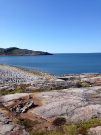 Здорово, что автор заметил эту особенность - там именно накатывает СОЗЕРЦАНИЕ БЕЗ МЫСЛЕЙ. Их выдувает ветер и и вымывает шум Океана. Ты просто ЕСТЬ, и есть МИР, и ты ТУТ. Всё!
Удалось побывать там летом в совершенно нетипичную погоду, такую, что местные даже в купальниках по берегу Баренца ходили. 
И был ещё подарок обстоятельств или неба: когда на скале над свалкой (пардон за неживописную подробность, но от неё начинается упомянутый "пляж великанов) сидел и смотрел на море - вдруг метрах в трёхста, может, чуть дальше, взвился фонтанчик выдоха кита. Аж до мурашек проняло! ВЕЛИЧИЕ..