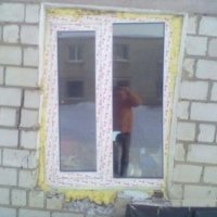 Судя по отражению в окне, сам фотогрвф и окна напротив стоят в уровень с этим окном. Сам проем завален. А оконщику похер. Ему окно нужно по уровню ставить. Лишь бы влезло.