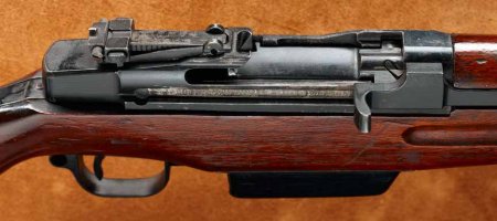 Курша, ты опять обошёл вниманием японцев!!
А они с 1931-го занималась разработкой самозарядки. Правда, это было просто копирование американской винтовки Педерсена и чешской ZH-29.
К концу войны скопировали Гаранд
Тип 5. Патрон 7.7x58 мм арисака, 10 патронов. Заряжалась в два приема пачками по 5 патронов.