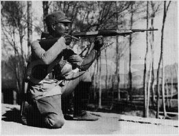 чешская  ZH-29 инженера Холека. В основном шла на экспорт, расползлась по миру от Боливии до Китая. Японцы пытались копировать, но ничего путного не вышло.
7.92х57мм маузер.