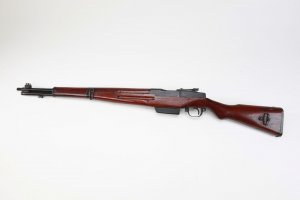 Курша, ты опять обошёл вниманием японцев!!
А они с 1931-го занималась разработкой самозарядки. Правда, это было просто копирование американской винтовки Педерсена и чешской ZH-29.
К концу войны скопировали Гаранд
Тип 5. Патрон 7.7x58 мм арисака, 10 патронов. Заряжалась в два приема пачками по 5 патронов.